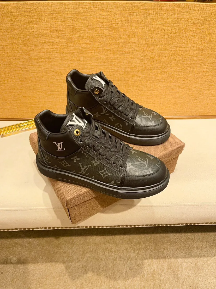 Factory price 460 [LV] Louis Vuitton's latest high-top casual Korean-style men's shoes, brand new autumn and winter design, perfect workmanship, cabinet quality, upper: cowhide material, leather lining; soft and comfortable, rubber outsole super light, wear-resistant, simple, versatile fashion men's shoes, color optional, size 38--44
